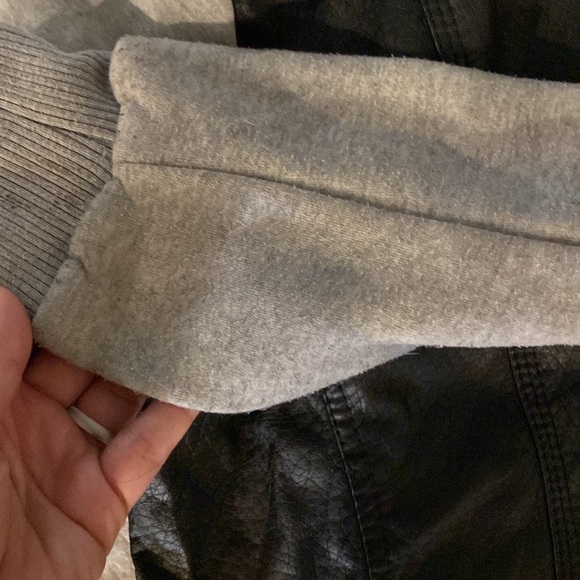 Leather jacket - Picture 4 of 7